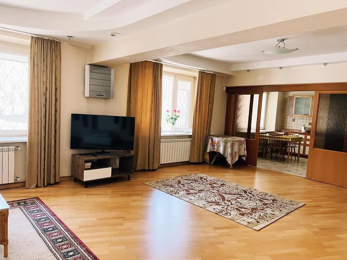 Large Cozy Appartment In The Heart Of City Center Almaty